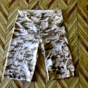 Calvin Klein Performance Wick Shorts Leggings S/P/CH. Light Camouflage